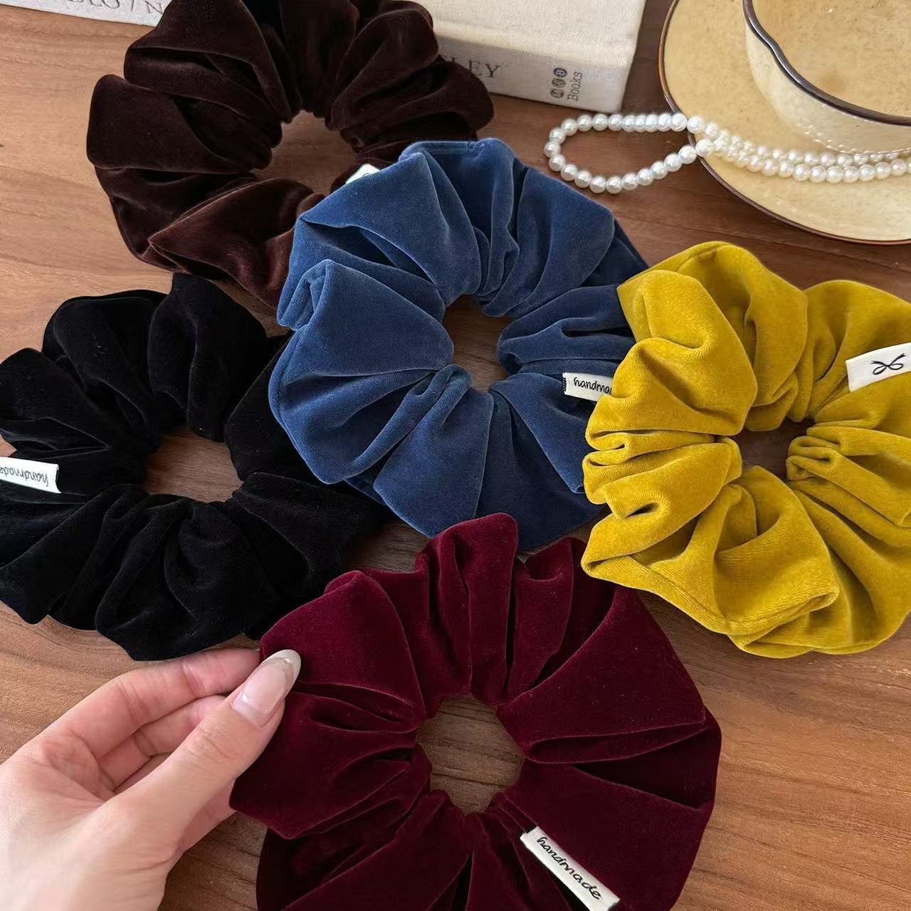 ربطة شعر مخملية بتصميم كوري بس - مراجعة Travel Accessories Aesthetic وسعره