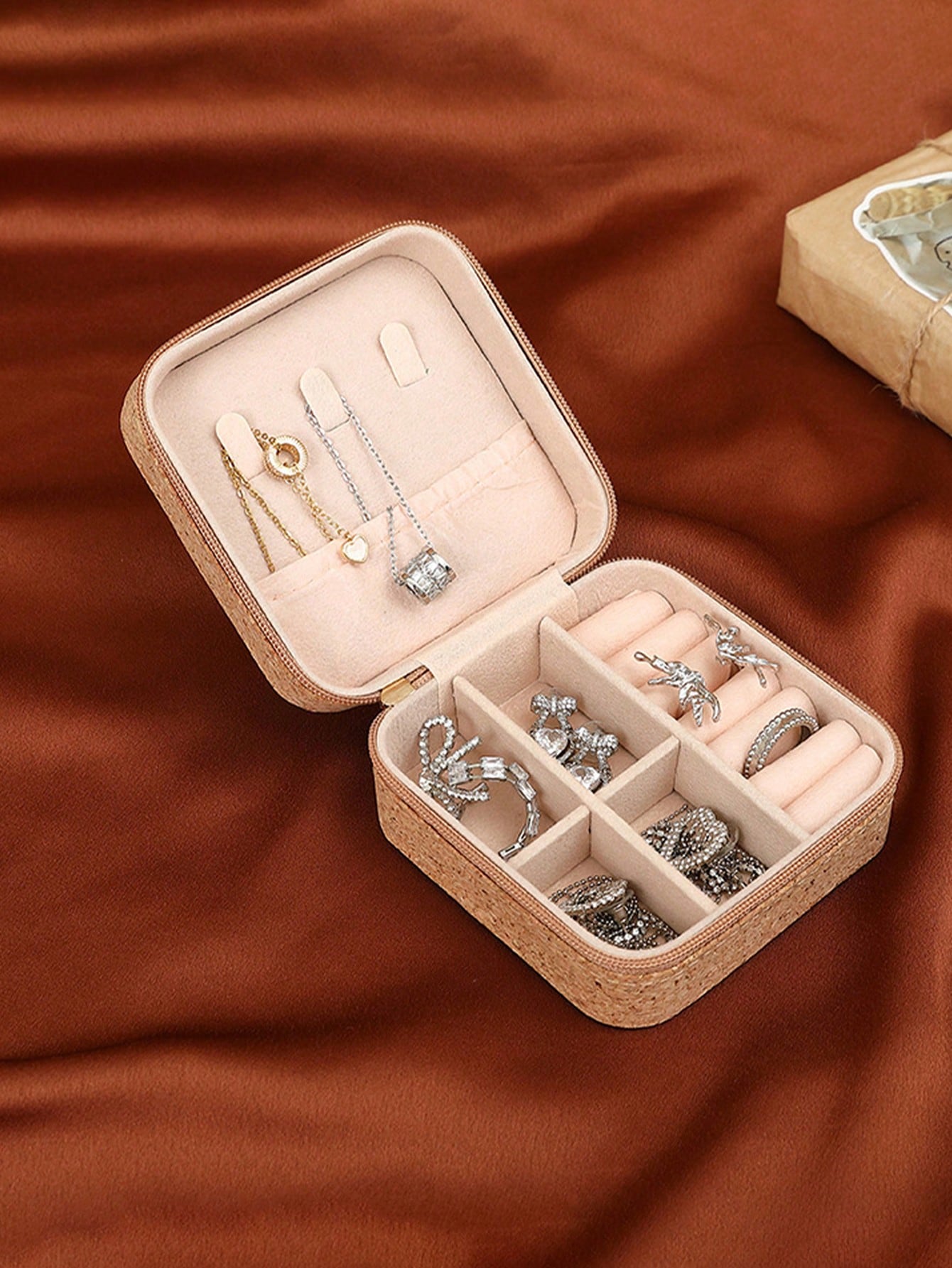 علبة مجوهرات مربعة الشكل بتصمي - مراجعة Travel Accessories Jewelry وسعره